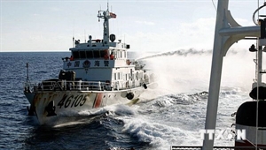 China sends more military ships to defend illegal oil rig