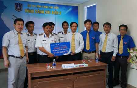 Công ty VinaPhone tặng quà lực lượng Cảnh sát biển và ngư dân Đà Nẵng