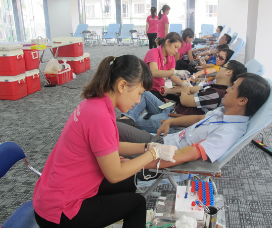 Đoàn viên thanh niên PVN sôi nổi tham gia hiến máu nhân đạo