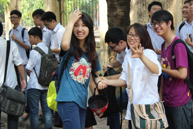 Các thí sinh phấn khởi hoàn thành Kỳ thi tốt nghiệp THPT 2014
