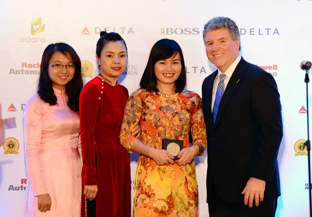 Viettel’s ethnic minority language mobile phone service received Stevie Awards 2014