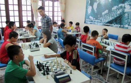 Friendly chess competition for youth of Quang Ninh province and Army team