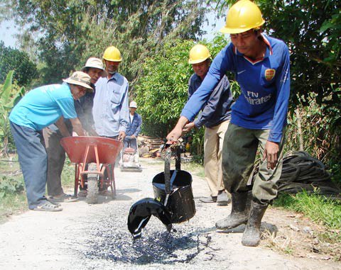 Chàng trai 7 năm vá đường tình nguyện