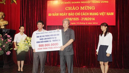 Ủng hộ 500 triệu đồng cho phóng viên tác nghiệp ở Hoàng Sa, Trường Sa