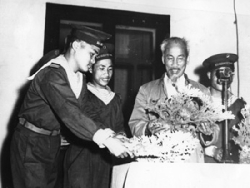 Le Président Ho Chi Minh et la mer et les îles du Vietnam