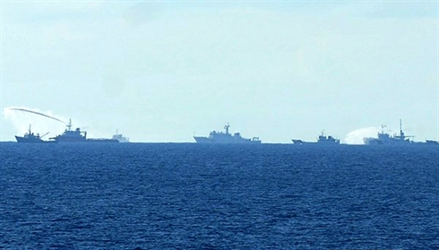 La Chine mobilise deux navires militaires de plus pour protéger sa plate-forme