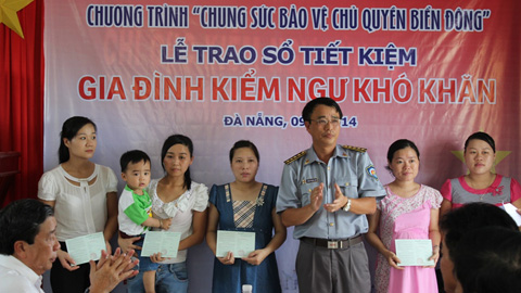 Trao sổ tiết kiệm cho gia đình kiểm ngư hoàn cảnh khó khăn