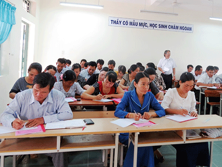 Ban hành chương trình bồi dưỡng giáo viên dạy tiếng Ba-na, Ê-đê và Chăm