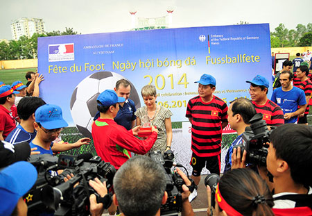 Tournoi de football amical  Fête du Foot  à Hanoi