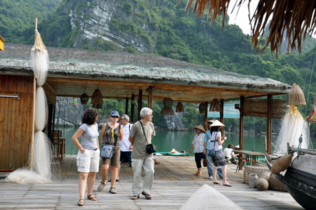 Quang Ninh welcomes over 4 2 million tourists in five months