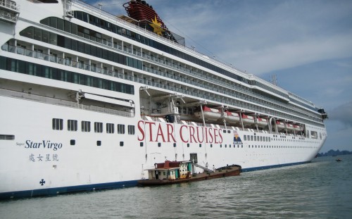 Malaysia’s five-star cruise ship brings 2,600 tourists to Ha Long