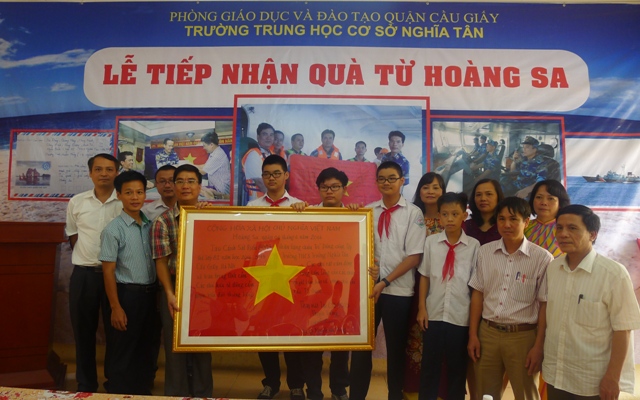Trường THCS Nghĩa Tân Hà Nội đón nhận món quà đặc biệt từ Hoàng Sa