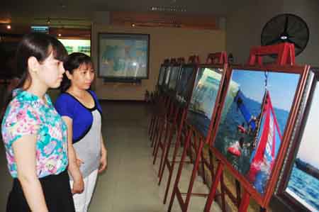 Da Nang  exposition d’images d’un bateau de pêche vietnamien coulé par un navire chinois