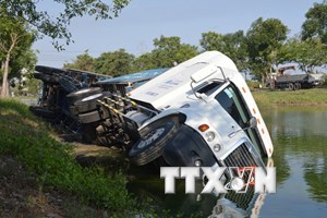 Xe container lao xuống mương gây ách tắc giao thông nghiêm trọng trên hai tuyến quốc lộ tại Bắc Ninh