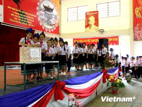 Học sinh Việt Nam tại Lào hướng về biển đảo quê hương