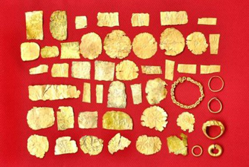 Découverte de 49 objets en or de la culture Oc Eo