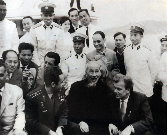 Belles images sur le Président Ho Chi Minh et la mer et les îles du Vietnam