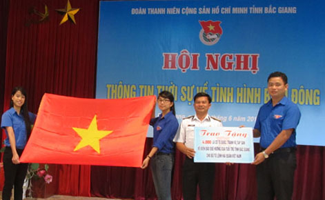 Bac Giang province presents 4,000 national flags, drawings and journals to Truong Sa