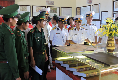Maps and documents affirming Vietnam’s sovereignty exhibited in Ly Son