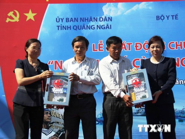 Bộ Y tế tiếp tục trao tặng tủ thuốc và dụng cụ cấp cứu ban đầu cho các nghiệp đoàn nghề cá