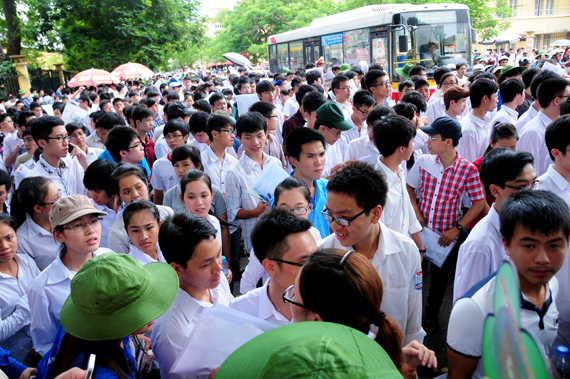 Ngày thi đại học đầu tiên tại Hà Nội
