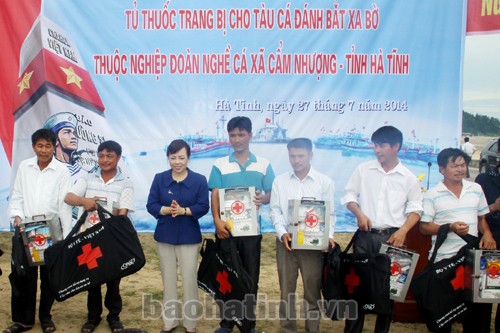 Bộ Y tế trao 157 tủ thuốc tàu cá đánh bắt xa bờ tặng Nghiệp đoàn nghề cá xã Cẩm Nhượng, Hà Tĩnh