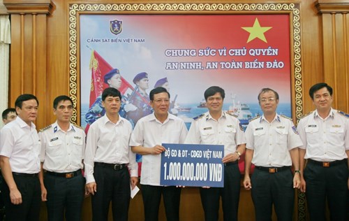Bộ Giáo dục và Đào tạo trao quà tặng Cảnh sát biển Việt Nam