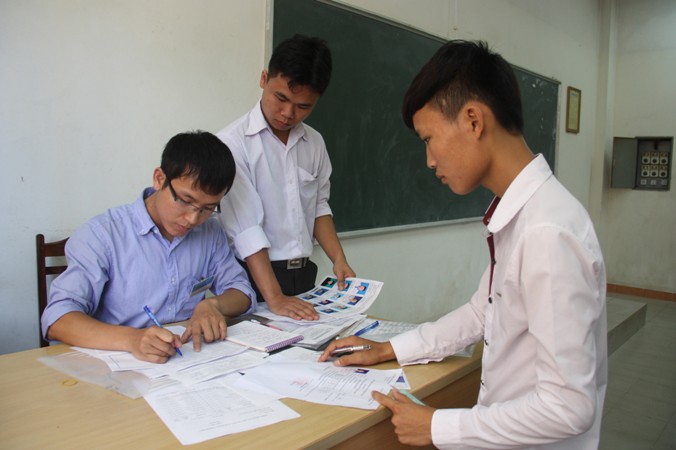 Sáng nay, thí sinh bước vào làm thủ tục dự thi đại học đợt 1