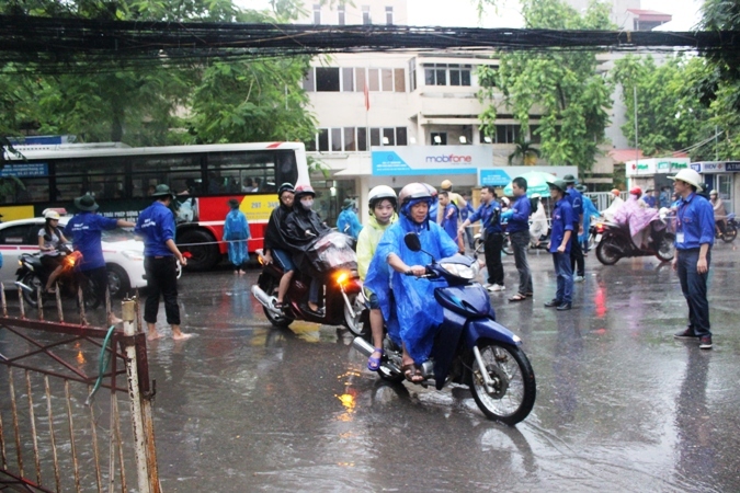 Thí sinh đội mưa đến làm thủ tục thi đợt 2