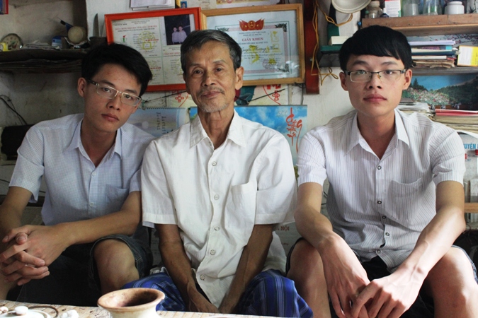 Anh em sinh đôi vượt khó thi đỗ thủ khoa hai trường đại học lớn
