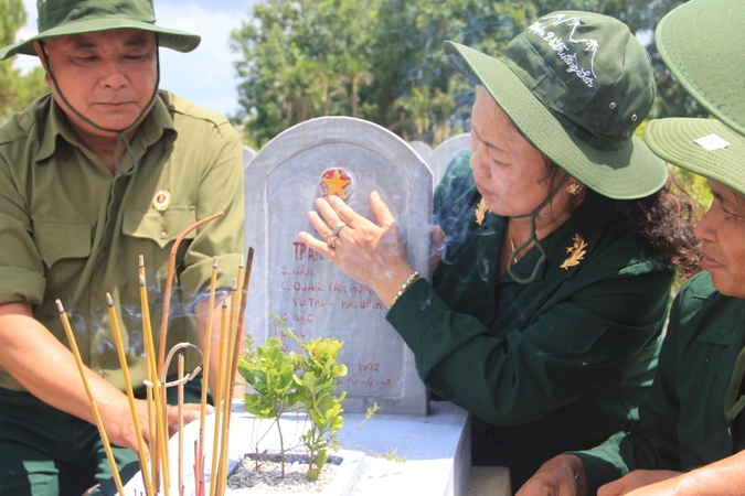 Xúc động hành trình nghĩa tình về với chiến trường xưa