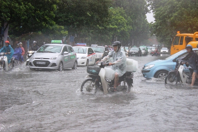Hà Nội ngập nặng sau mưa lớn