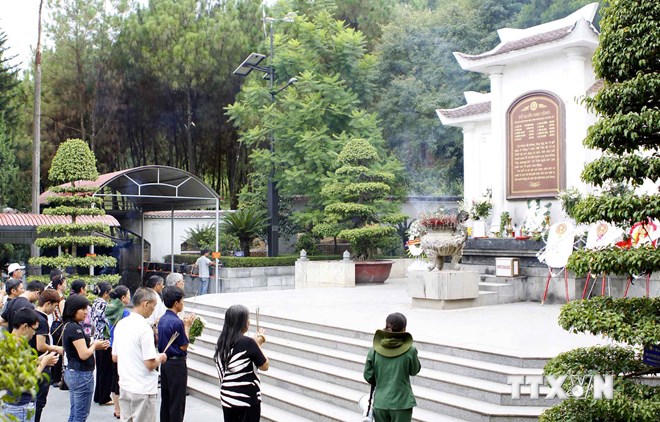 Dong Loc turning point draws numerous visitors