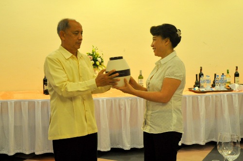 广宁省领导会见老挝建国阵线中央委员会代表团