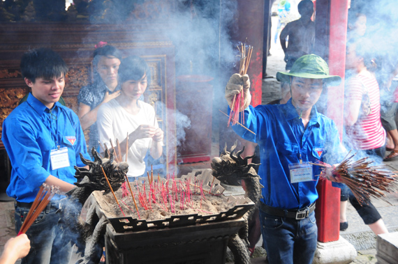 Văn Miếu mịt mù hương khói sỹ tử cầu may