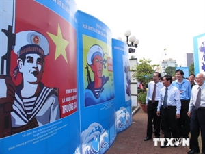 Mer et îles  une exposition d affiches à Da Nang