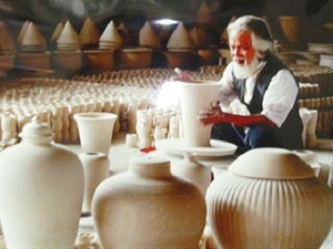 Le village de poterie Bat Tràng compte sur son savoir-faire traditionnel