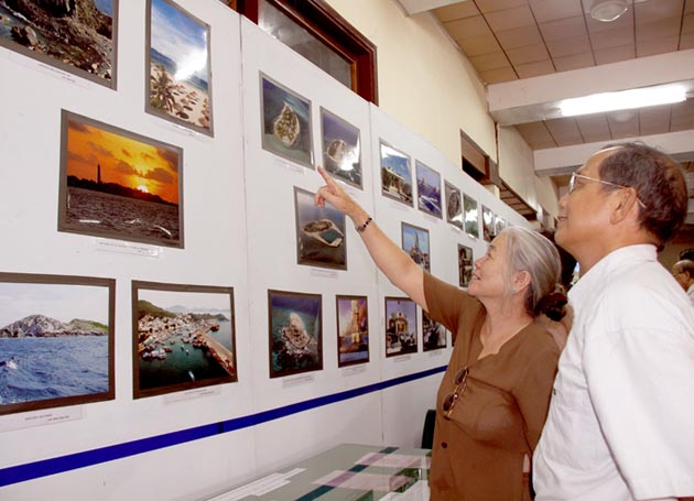 Quang Ngai Exposition de cartes, documents affirmant la souveraineté maritime et insulaire du Vietnam