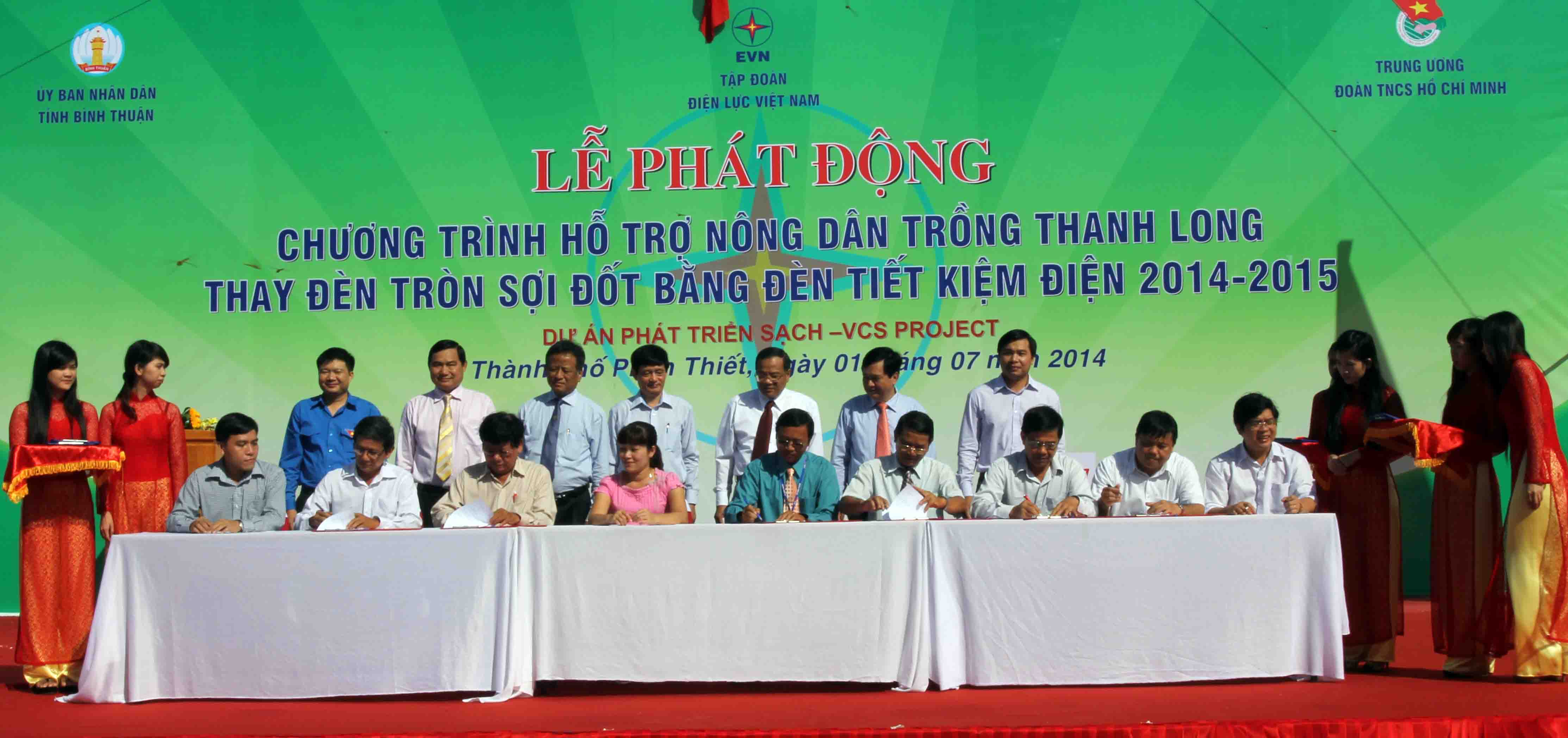 EVN hỗ trợ nông dân thay đèn sợi đốt bằng đèn tiết kiệm điện trồng thanh long