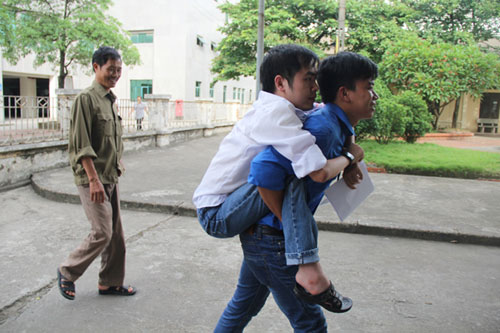 Hai thí sinh khuyết tật vượt khó, hoàn thành ước mơ đại học