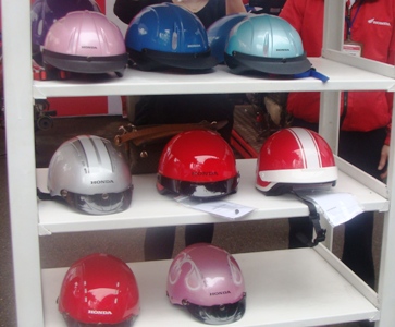Kiểm tra chất lượng mũ bảo hiểm Phát hiện nhiều mẫu không đạt chuẩn