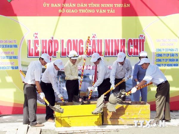Hợp long cầu Ninh Chữ thuộc dự án đường ven biển Ninh Thuận