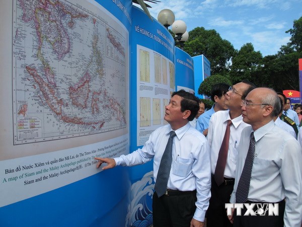 Khai mạc triển lãm tranh cổ động về chủ quyền biển, đảo Việt Nam