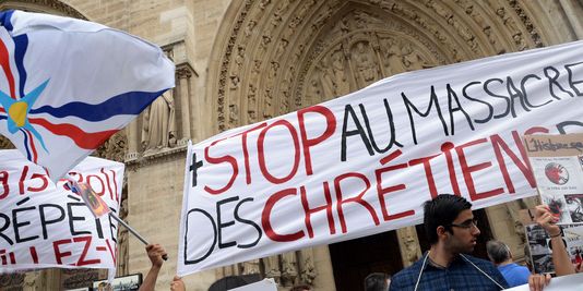 Manifestation devant Notre-Dame de Paris en soutien aux chrétiens d Irak