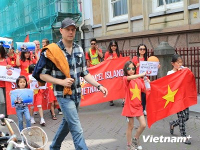 Cộng đồng người Việt tại Hà Lan tuần hành phản đối Trung Quốc