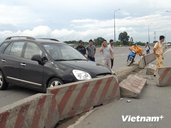 Ôtô đâm vào dải phân cách, bé gái 6 tuổi bị thương nặng