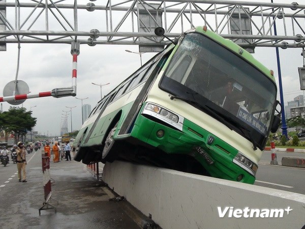 Thành phố Hồ Chí Minh Xe buýt leo lên dải phân cách, hàng khách hoảng loạn