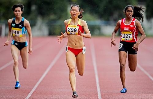 Vũ Thị Hương giành 2 Huy chương Vàng tại Giải điền kinh Singapore mở rộng