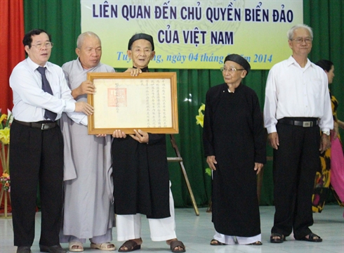 Remise d anciens documents sur la souveraineté maritime et insulaire du Vietnam