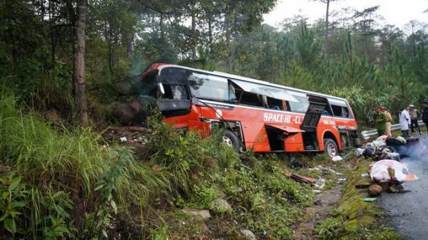 Lâm Đồng Ô tô đâm vào vách núi, 3 người tử vong
